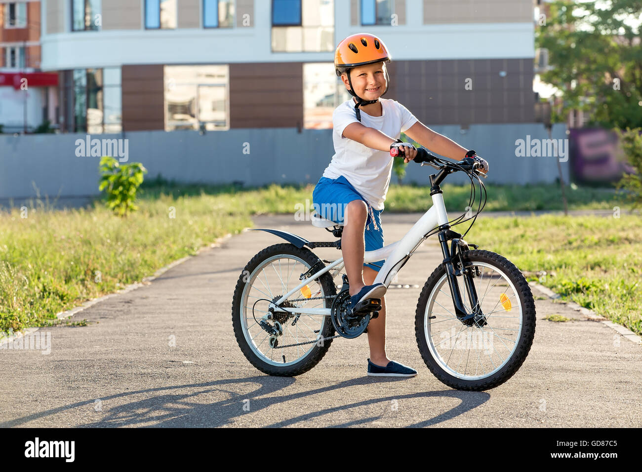 Fahrrad Fahrrad junge Kind Radfahren Grasgrün aktive