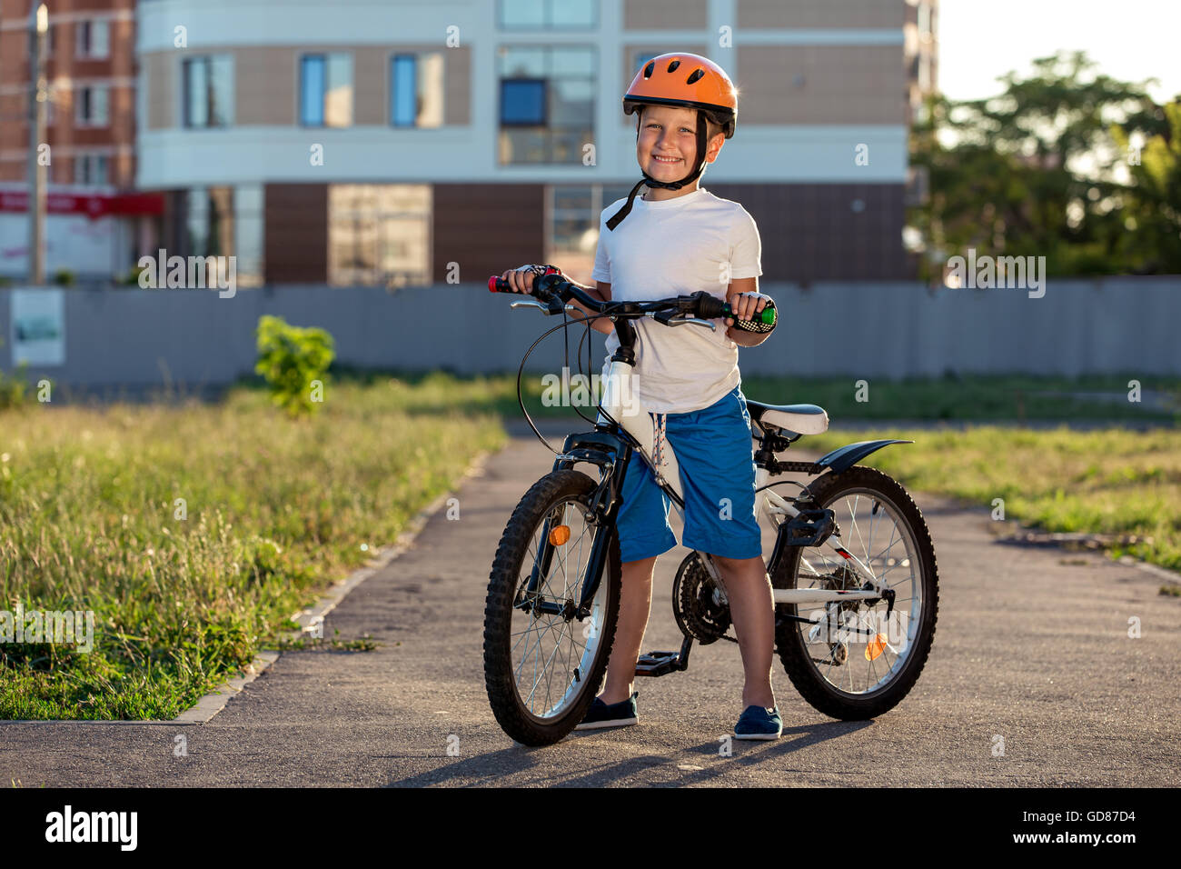 Fahrrad Fahrrad junge Kind Radfahren Grasgrün aktive kaukasischen Kindheit lustige Helm Kind Aktivität einer Person im freien Freizeitpark Stockfoto