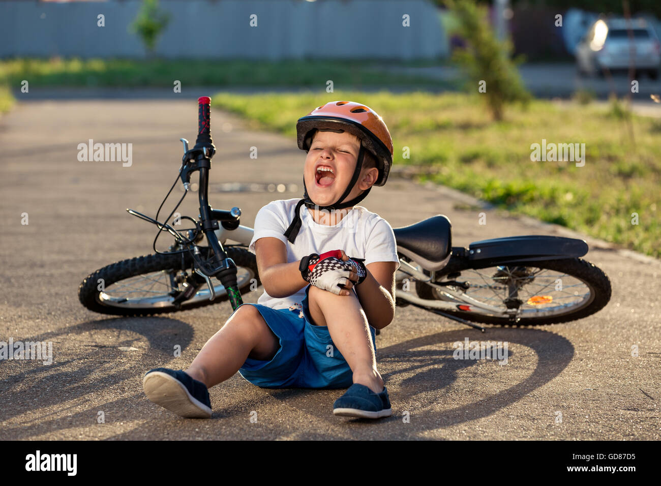 Fahrrad Fahrrad junge Kind Radfahren Grasgrün aktive kaukasischen Kindheit  lustige Helm Kind Aktivität einer Person im freien Freizeitpark  Stockfotografie - Alamy