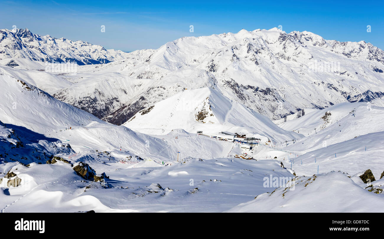Skigebiet "Les DEUX ALPES' mit in die"ALPES D'HUEZ"im Hintergrund und ein Sessellift-station Stockfoto