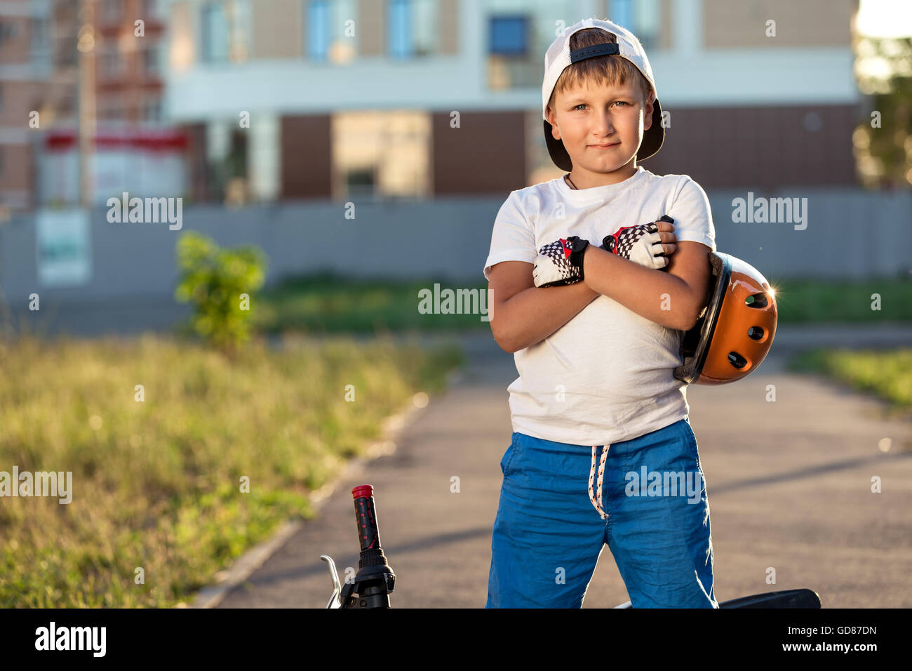 Fahrrad Fahrrad junge Kind Radfahren Grasgrün aktive kaukasischen Kindheit lustige Helm Kind Aktivität einer Person im freien Freizeitpark Stockfoto