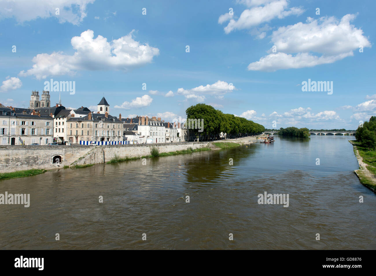 Europa, Frankreich, Region Loiret, Orleans, Loire und Stadtbild Stockfoto