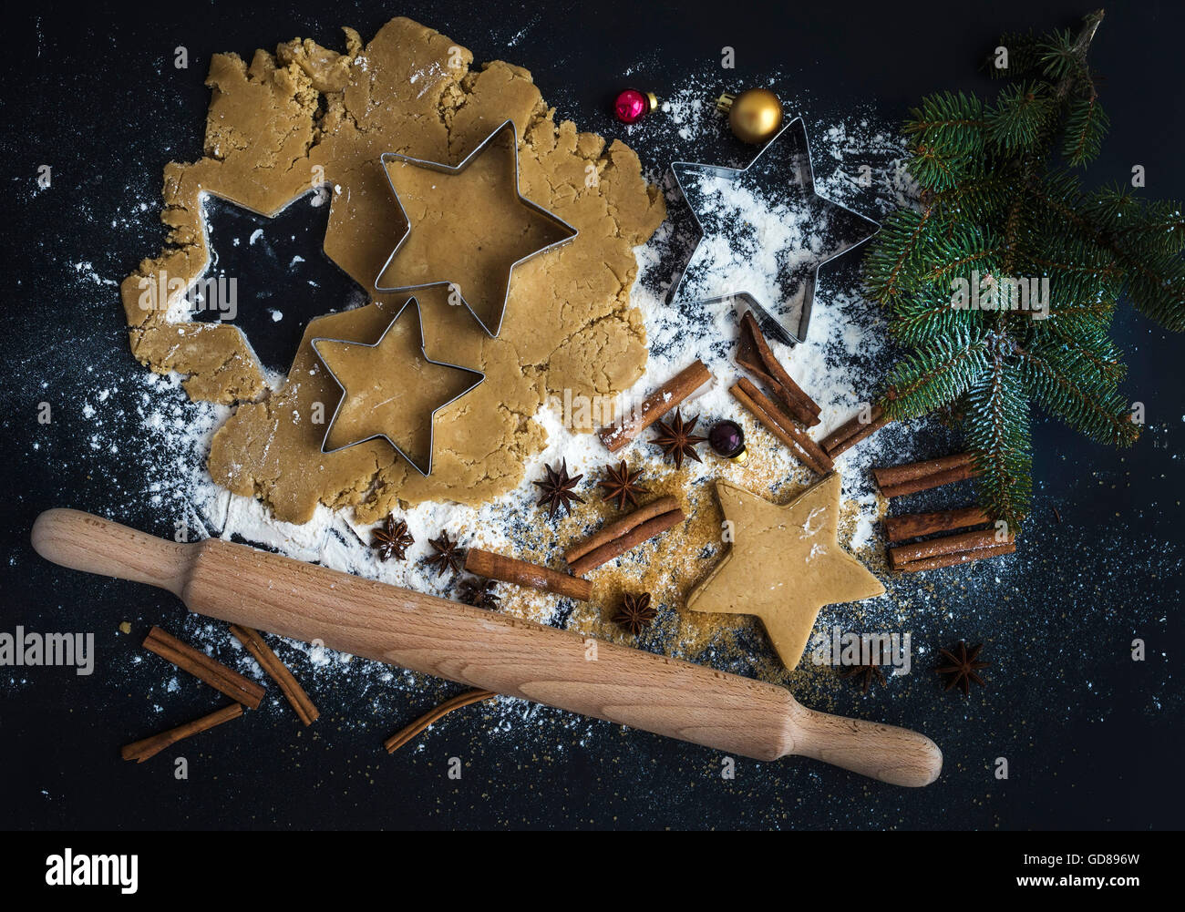 Kochen Weihnachten Urlaub traditionellen Lebkuchen mit Kolben, serviert mit Puderzucker, Zimtstangen und Tanne Zweig Stockfoto