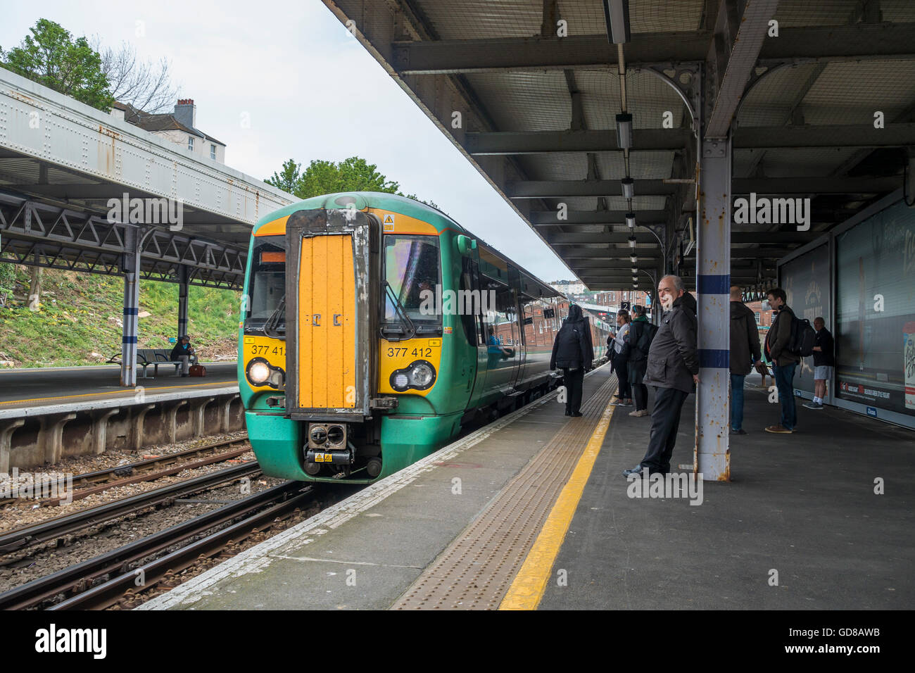 Südbahngesellschaft Zug Ankunft Lewes Station Sussex Stockfoto