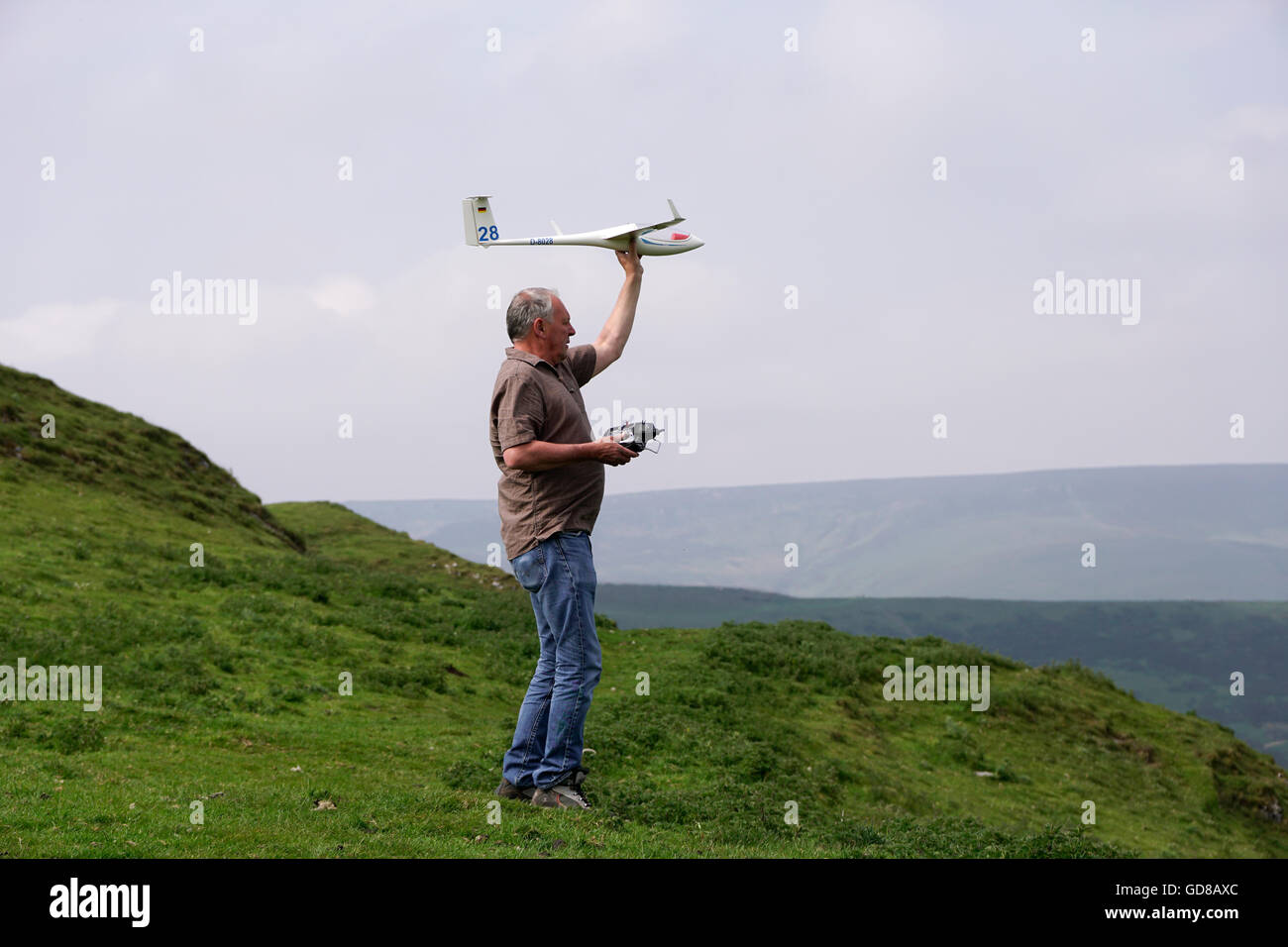 Mann wirft Modell Segelflugzeug aus Hang im Peak District Derbyshire England Stockfoto