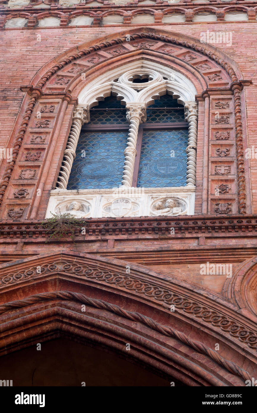 Zweibogigen und verzierte Fenster im Palazzo della Mercanzia (14. Jahrhundert), Bologna. Stockfoto