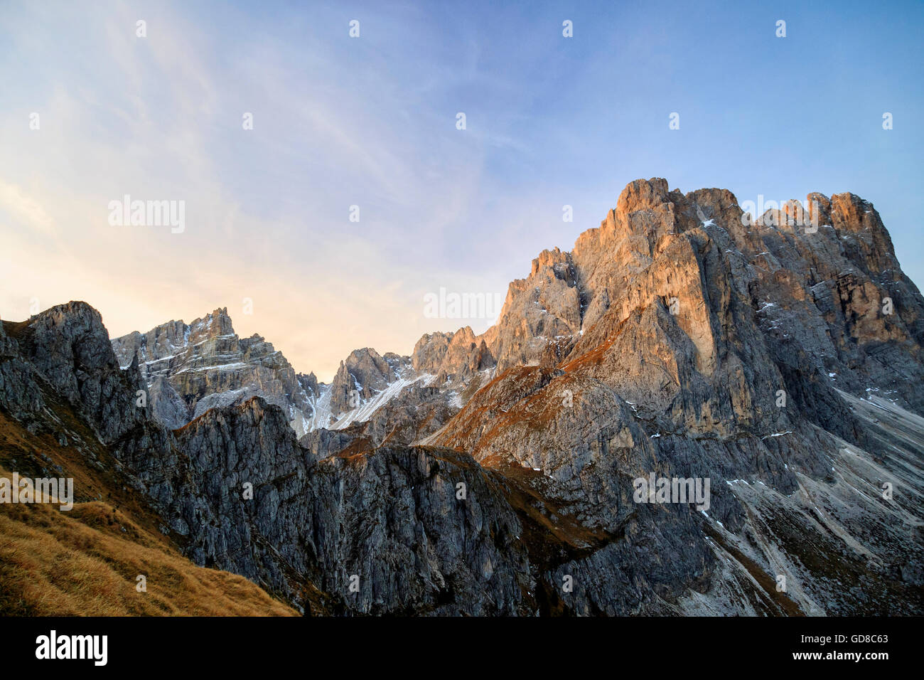 Dawn beleuchtet die Gipfel der Forcella De Furcia Villnösser Tal South Tyrol Dolomiten Italien Europa Stockfoto