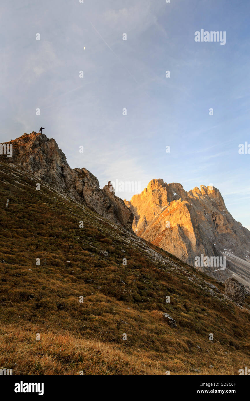 Wanderer bewundert die Gipfel der Forcella De Furcia bei Sonnenaufgang Villnösser Tal South Tyrol Dolomiten Italien Europa Stockfoto