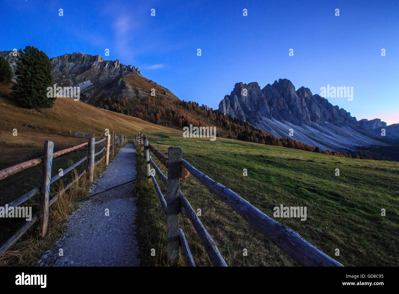 Grüne Wiesen und bunte Wälder im Herbst umrahmen die Geisler Villnösser Tal Südtirol Dolomiten Italien Europa Stockfoto