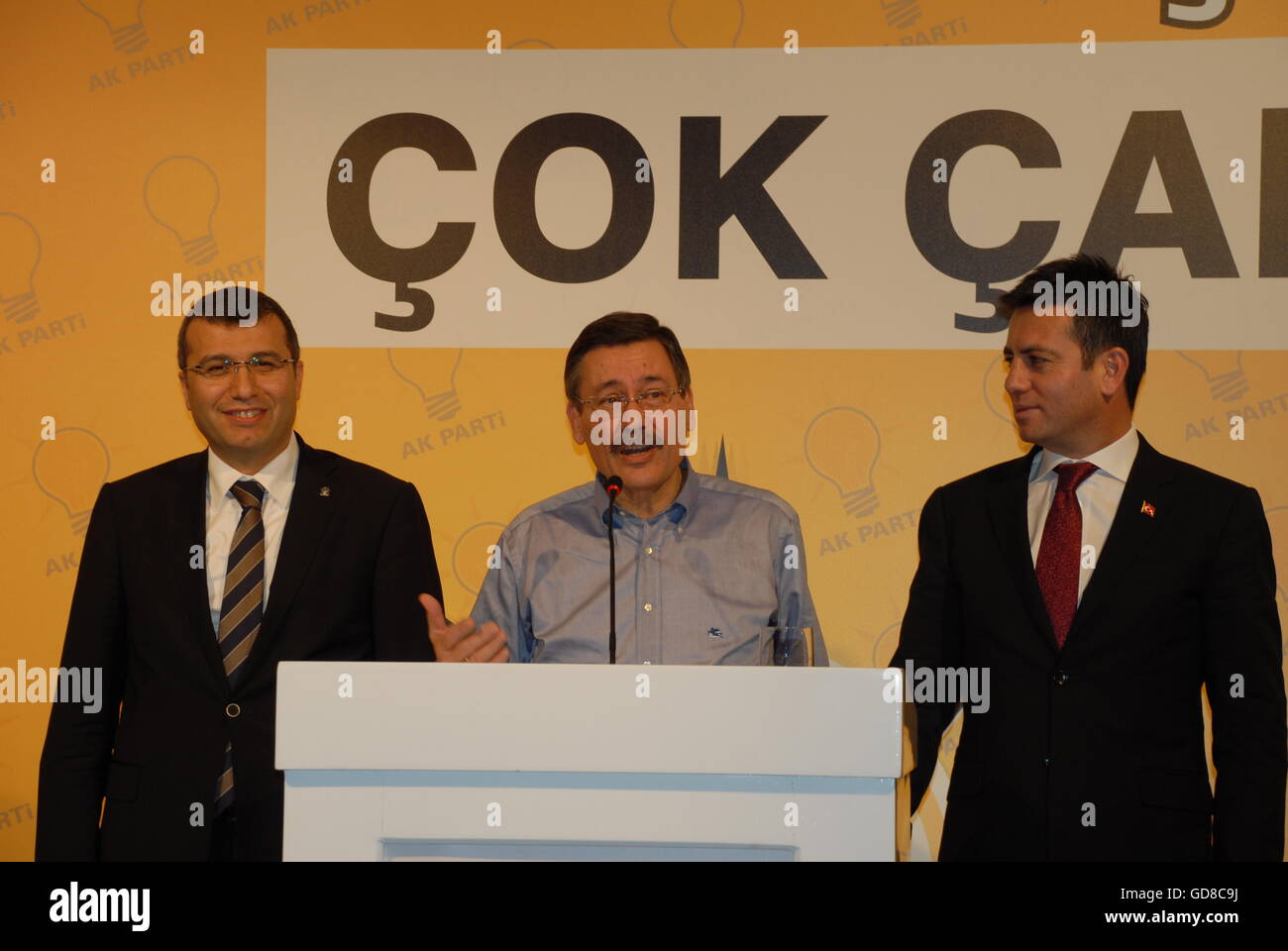 Türkischer Politiker und Bürgermeister von Ankara Ibrahim Melih Gokcek (Mitte) im Grand Hotel Rixos über Kommunalwahlen Stockfoto