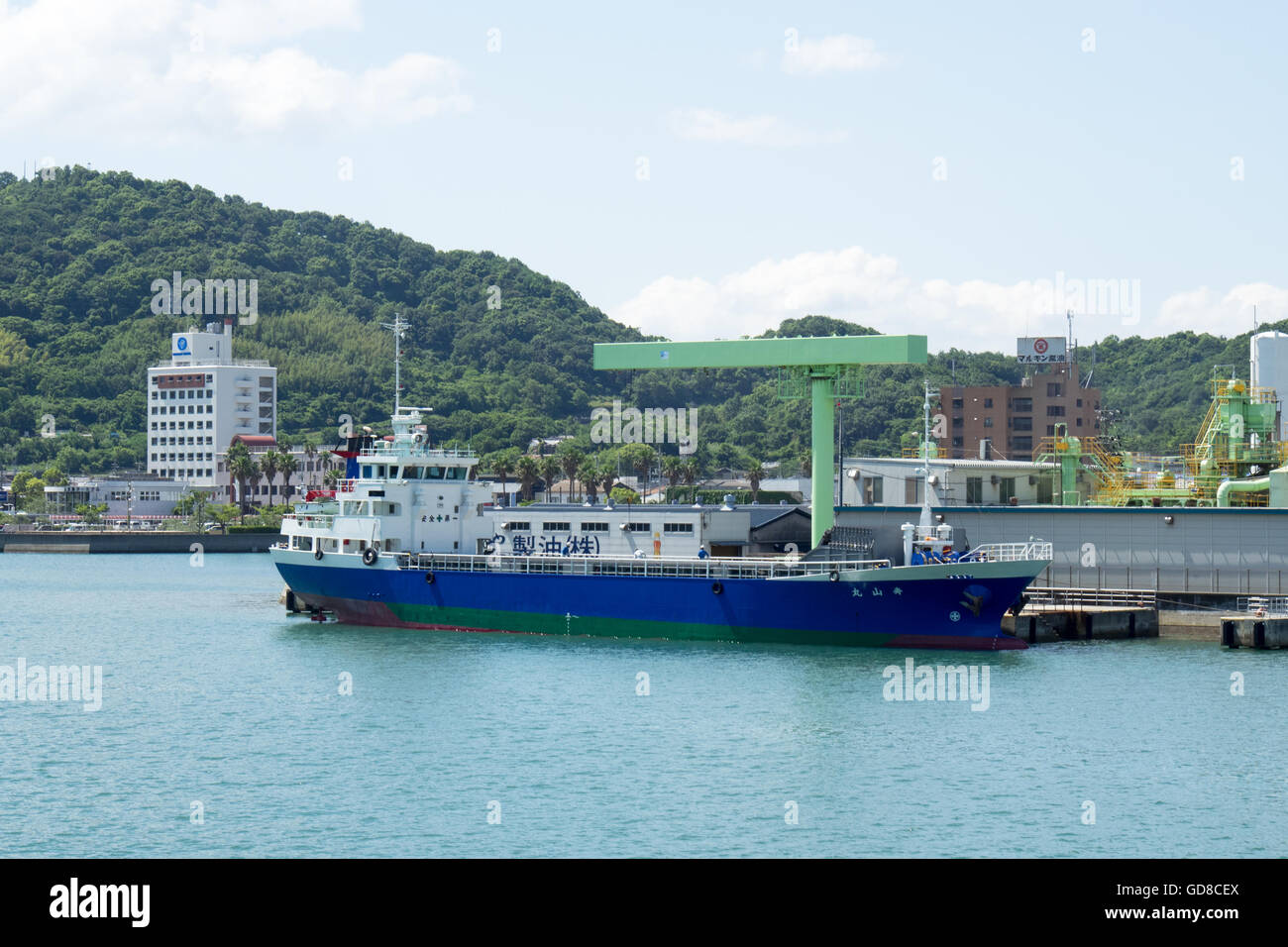 Ein kleines Frachtschiff Liegeplatz im Hafen von Tonosho, Shodo Insel. Stockfoto