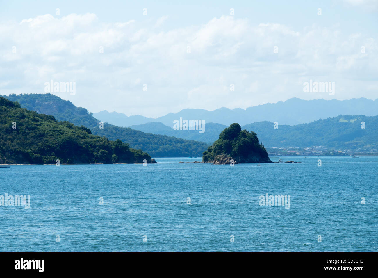 Ode und Teshima Inseln mit Bergen der Insel Honshu im Hintergrund. Stockfoto