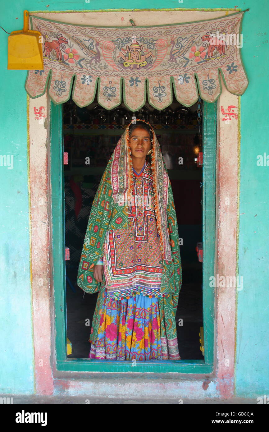 Indianerin am Eingang ihres Hauses (Bhunga) in einem Dorf in der Nähe von Bhuj, Gujarat, Indien Stockfoto