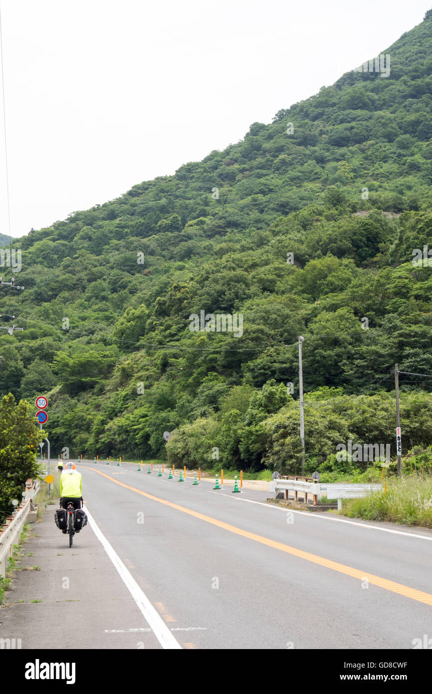 Zwei Touren Radfahrer fahren auf einer Landstraße in Shikoku, Japan. Stockfoto