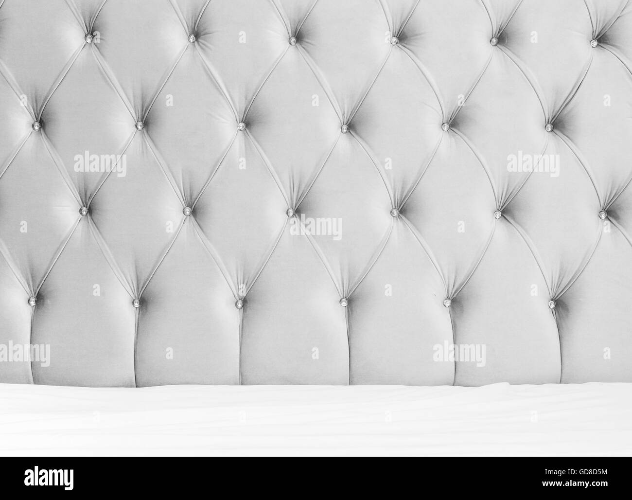 Luxus Schlafzimmer Inneren Hintergrund, weiche graue Kopfbrett und weiße Bettwäsche-Bettwäsche auf breites Doppelbett entleeren Stockfoto