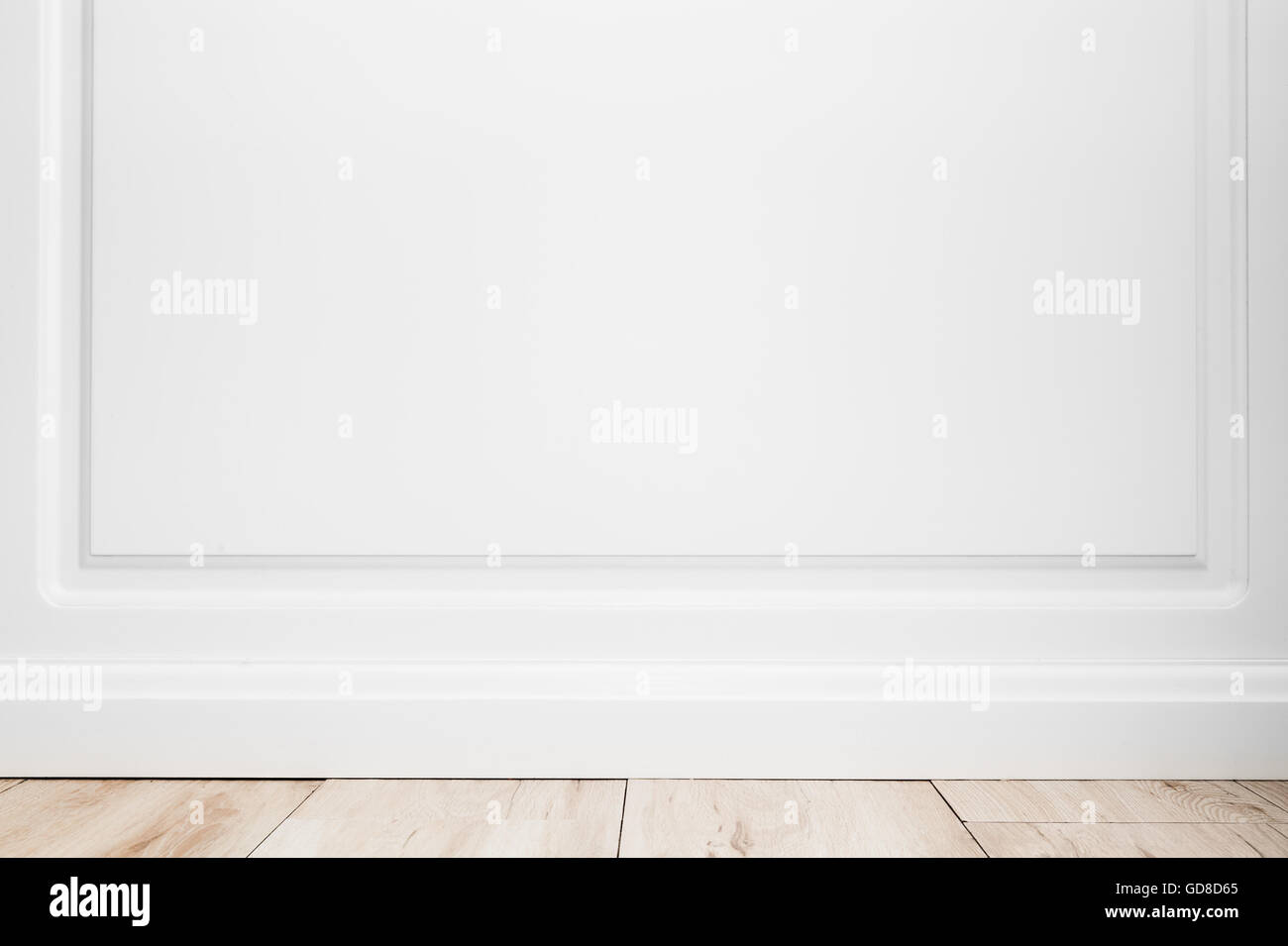 Abstrakte leeren Innenraum Hintergrund, weiße Wand und Holzboden, Vorderansicht Stockfoto