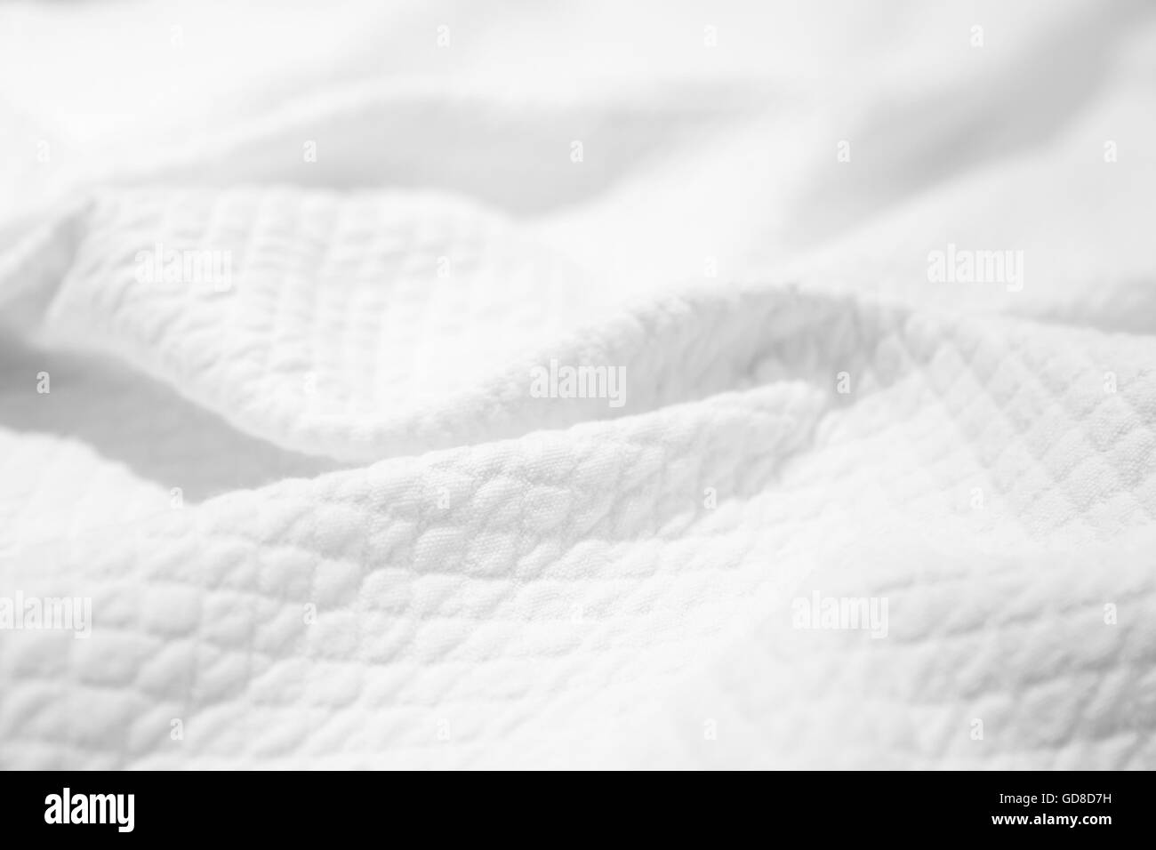 Weiße Baumwolle Stoff Textur, zerknitterte Decke Hintergrundfoto mit selektiven Fokus Stockfoto