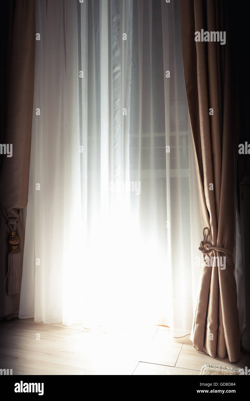 Abstrakte leeren Innenraum Fragment, Vorhänge und geschlossenen Jalousien mit Gegenlicht Lichtblick Stockfoto