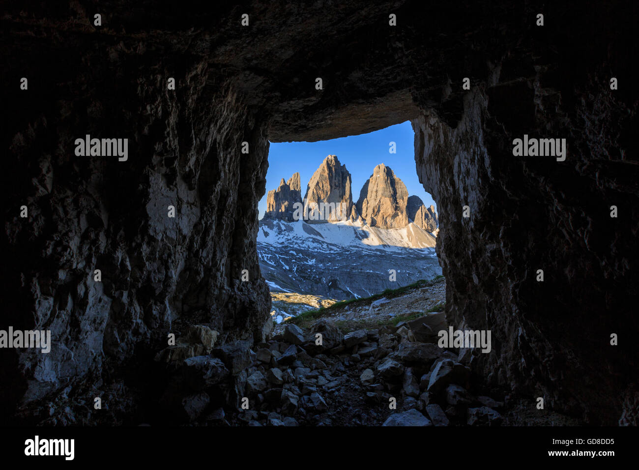 Die Drei Zinnen von Lavaredo aus einer Höhle Sextner Dolomiten Trentino Alto Adige Italien Europa gesehen Stockfoto