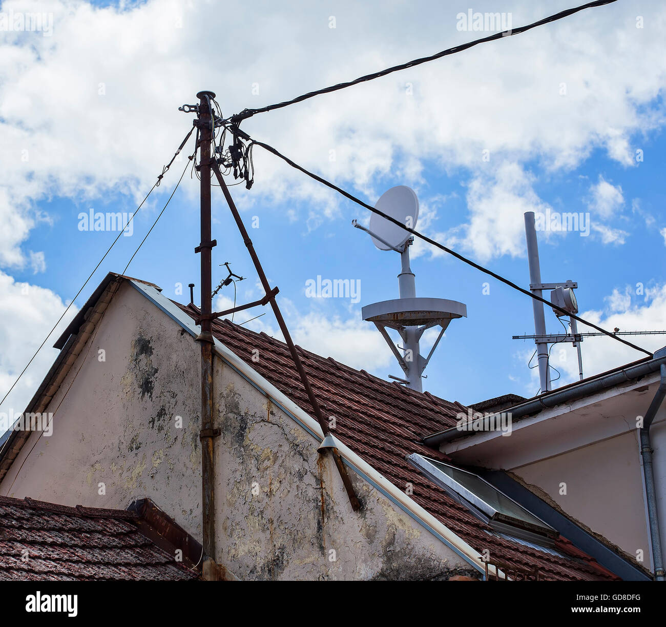 Telekommunikation-Antenne auf dem Dach mit elektrischen Kabeln. Stockfoto