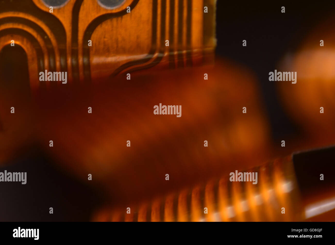 Goldfarbe Mikro elektrische Leitungen im Inneren eine frühe Modell Digitalkamera-Platine und Anzahl tags Stockfoto