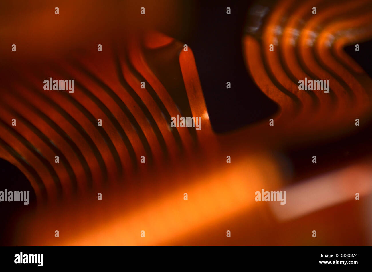 Goldfarbe Mikro Elektroleitungen in einem frühen Modell Digitalkamera Stockfoto