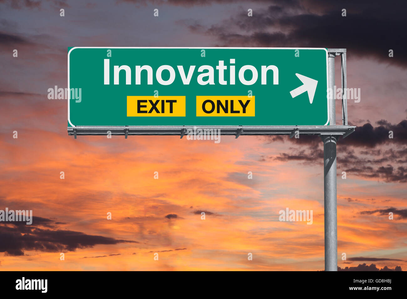 Innovation verlassen einzige Autobahn-Schild mit Sonnenaufgang Himmel. Stockfoto