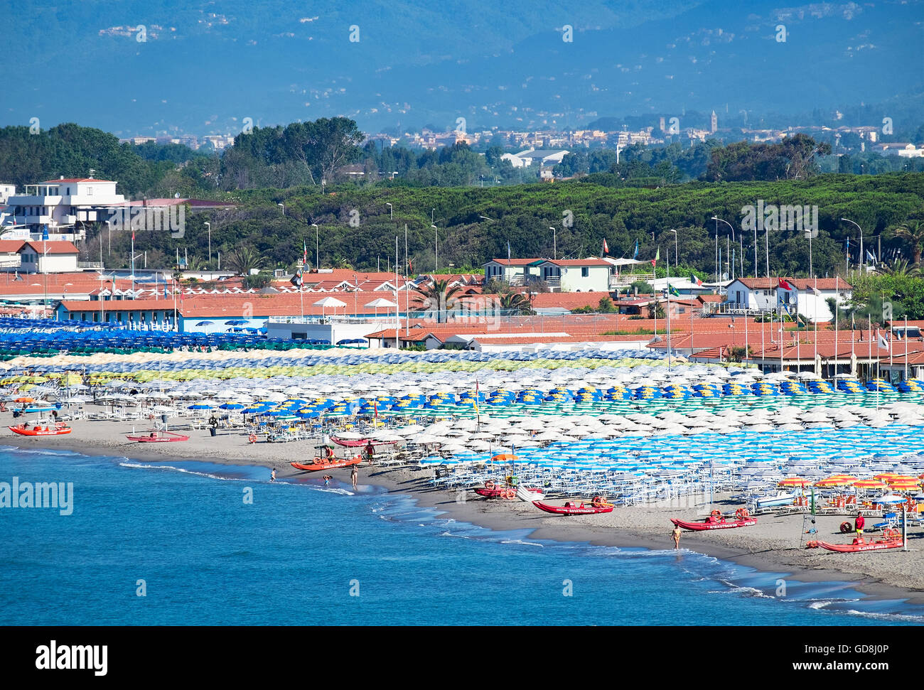 Der Strand von Marina di Carrara an der Küste der Toskana in Italien Stockfoto