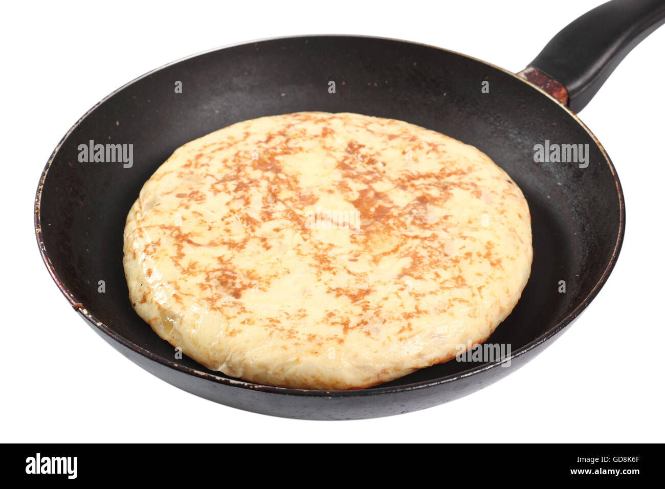 Spanisches Omelett in der Pfanne. Isoliert mit Beschneidungspfad. Stockfoto
