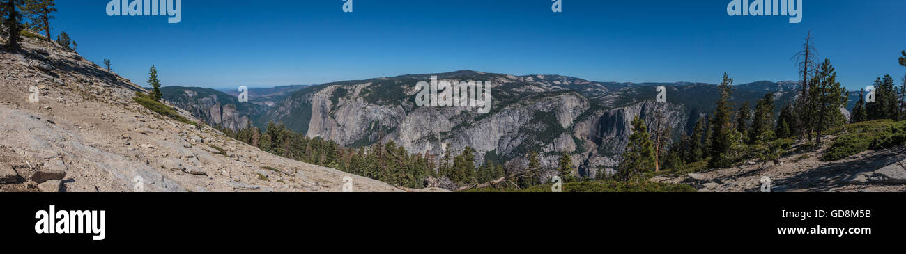 Blick von oben auf der Sentinel Dome mit El Capitan und oberen und unteren Yosemite Falls Stockfoto