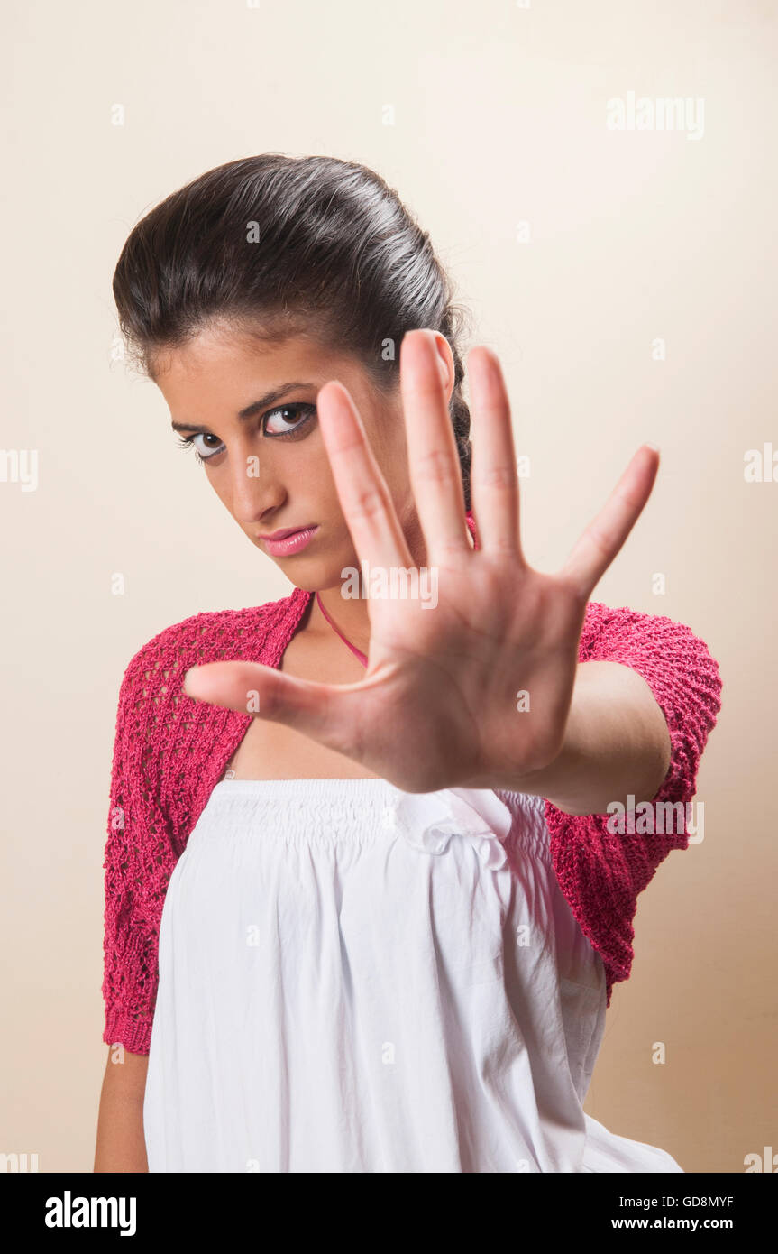 Junge Frau, die ein Gespräch mit der Handbewegung Stockfoto