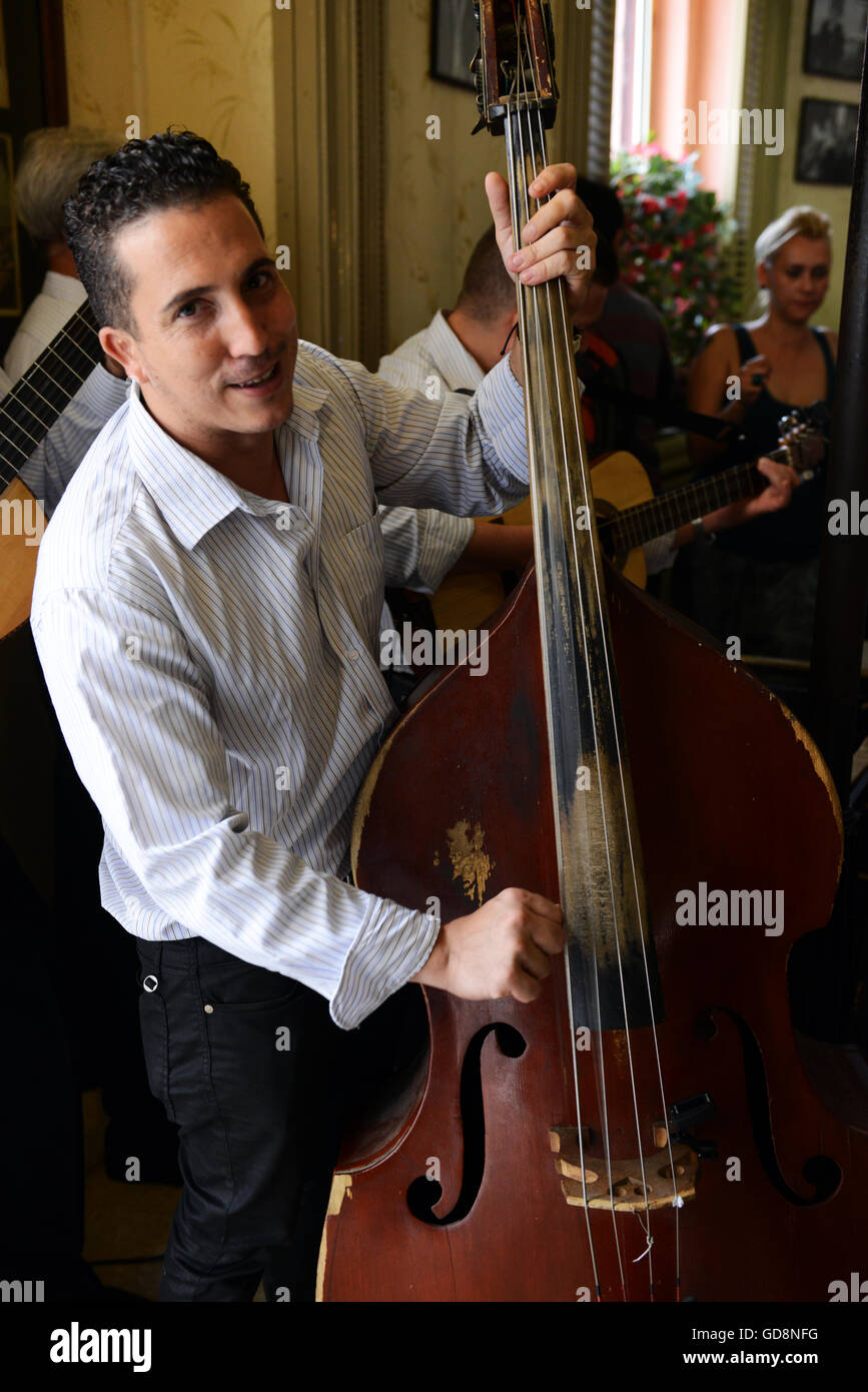 Kubanische Musiker spielen in der Floridita cocktail-Bar in Alt-Havanna, Kuba. Stockfoto