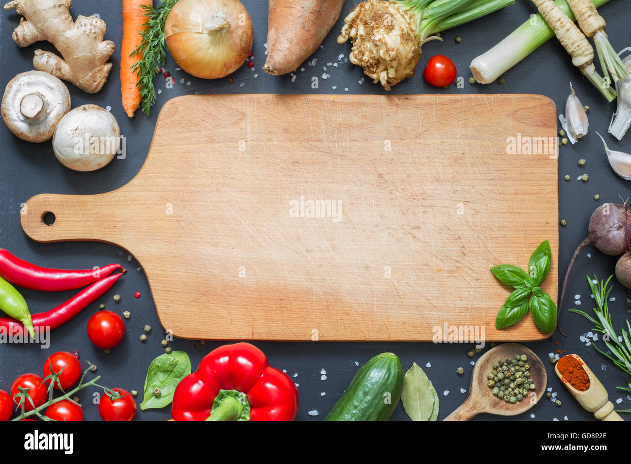 Würzen Sie Kräuter und Gemüse Rahmenhintergrund Essen und leeren Sie Schneidbrett Stockfoto