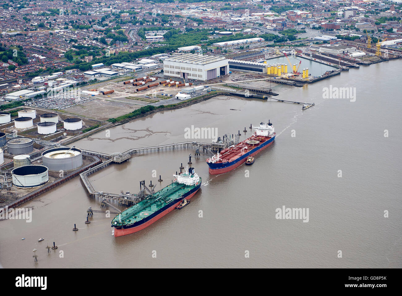 Öltanker festgemacht an der Seite des Flusses Mersey, Birkenhead, North West England Stockfoto
