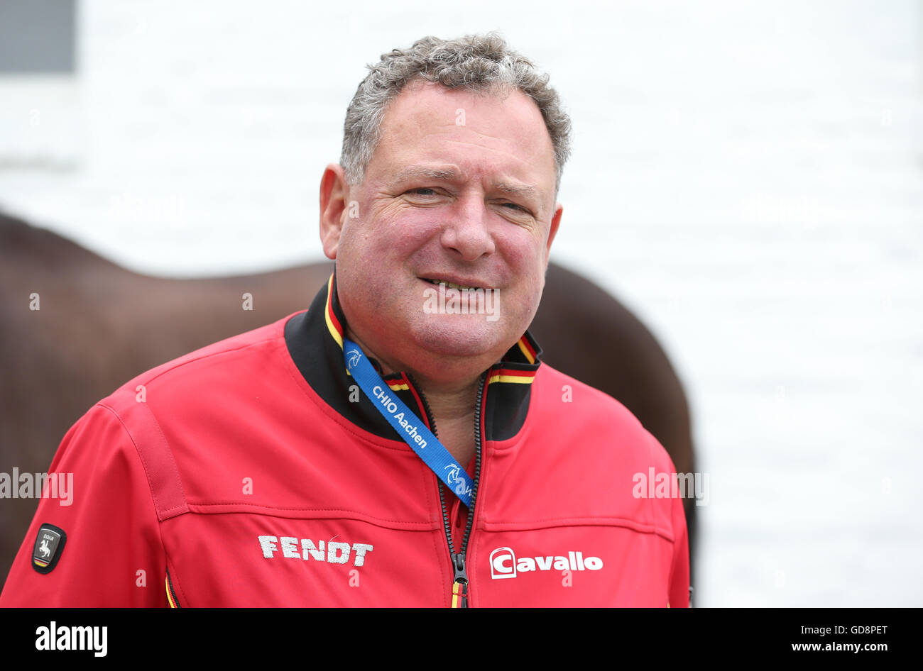 Aachen, Deutschland. 13. Juli 2016. Marc Koene, Tierarzt des deutschen Dressur-Teams, während der Tierarzt prüft beim Pferdesport-Turnier CHIO in Aachen, Deutschland, 13. Juli 2016. Foto: Friso Gentsch/Dpa/Alamy Live News Stockfoto