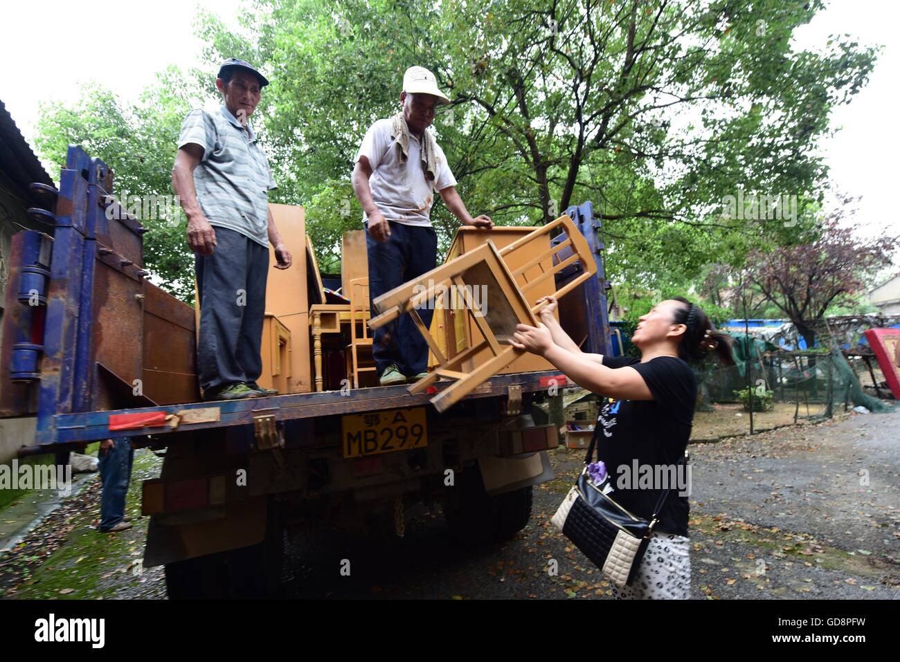 Wuhan. 13. Juli 2016. Bewohner der Fischerei in der Nähe von Niushan See bewegen ihre Möbel vor der Verletzung der Bahndamm der Niushan See in Zentral-China Provinz Hubei, 13. Juli 2016. Die Provinzregierung Hubei beschlossen Dienstag brechen die Böschung zwischen Liangzi und Niushan See, um mögliche Hochwasser Überlauf über den Deich zu verhindern. Am 14. Juli wird die Operation ausgeführt werden. Bildnachweis: Cheng Min/Xinhua/Alamy Live-Nachrichten Stockfoto