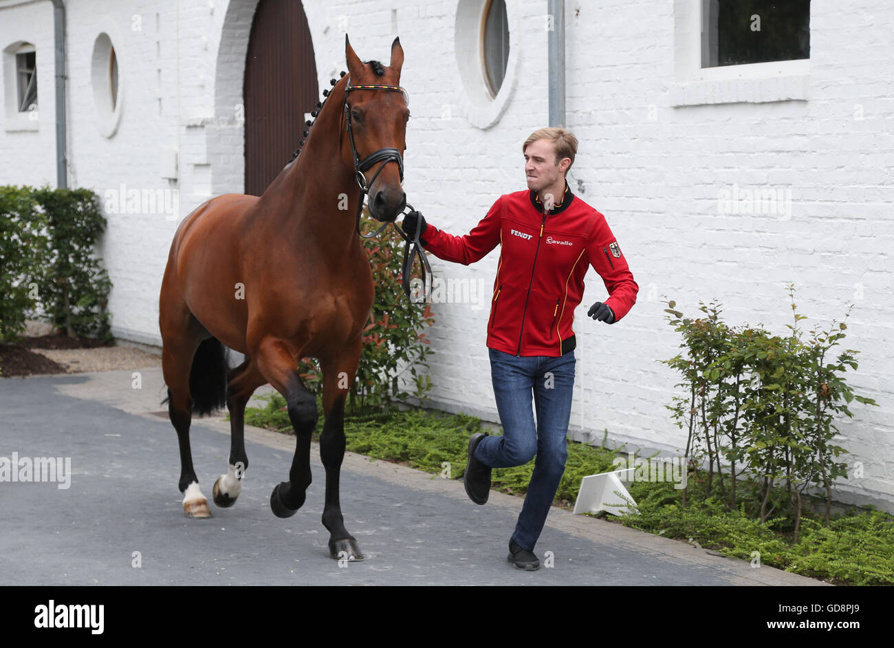 Aachen, Deutschland. 13. Juli 2016. Die deutsche Dressurreiterin, Soenke Rothemberger, läuft neben seinem Pferd "Cosmo" während Veterinärkontrollen an den Pferdesport-Turnier CHIO in Aachen, Deutschland, 13. Juli 2016. Foto: Friso Gentsch/Dpa/Alamy Live News Stockfoto