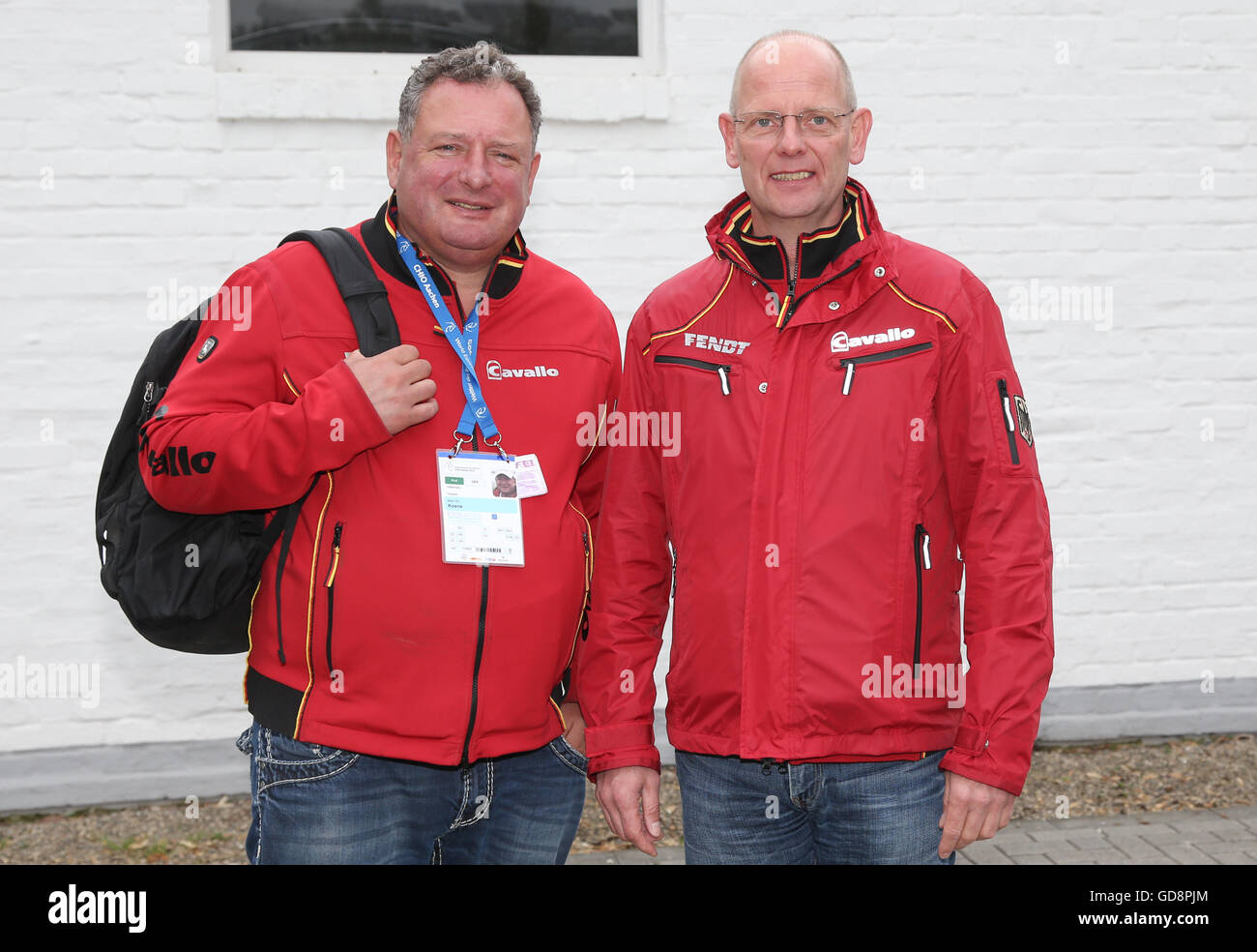 Aachen, Deutschland. 13. Juli 2016. Marc Koene (l), Tierarzt der deutschen Dressurmannschaft und Equip-Chef Klaus Roeser beim Pferdesport-Turnier CHIO in Aachen, Deutschland, 13. Juli 2016. Foto: Friso Gentsch/Dpa/Alamy Live News Stockfoto