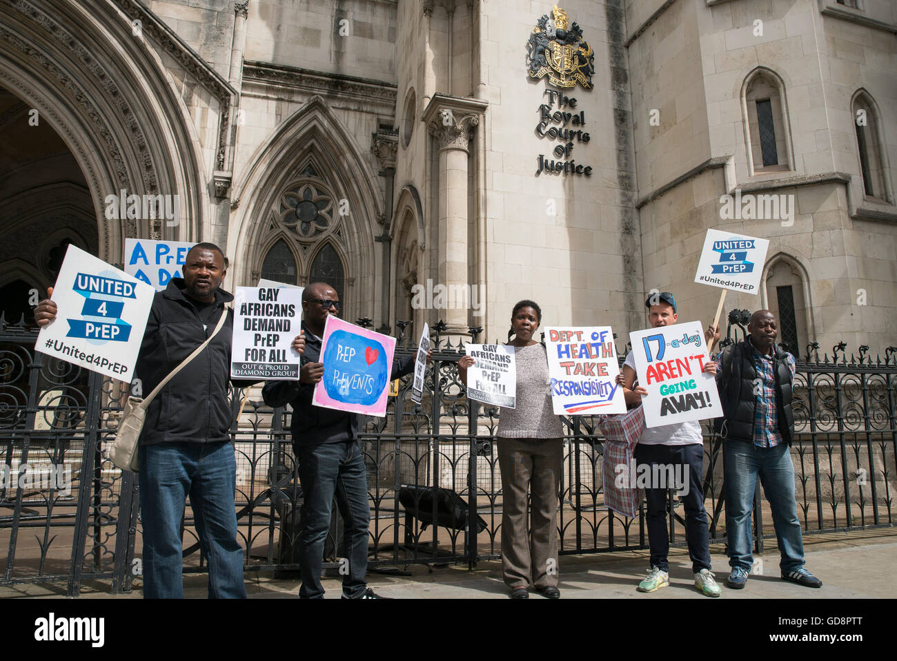 London, UK. 13. Juli 2016. Demonstranten versammeln sich vor den Royal Courts of Justice, während die National AIDS Trust eine juristische Schlacht des NHS und das Department of Health zu bringen, die "revolutionäre" HIV-Medikamente "PrEP" starten. Pre-Exposition-Prophylaxe (PrEP) ist ein HIV-Prävention-Intervention – es kann verhindern, dass die Übertragung von HIV, wenn diejenigen, die HIV negativ genommen und auf Gefahr der Ansteckung mit dem Virus. NHS England (NHSE) hat wiederholt behauptet, nicht verantwortlich ist für die Inbetriebnahme der PrEP Credit: Mike Kear/Alamy Live News Stockfoto