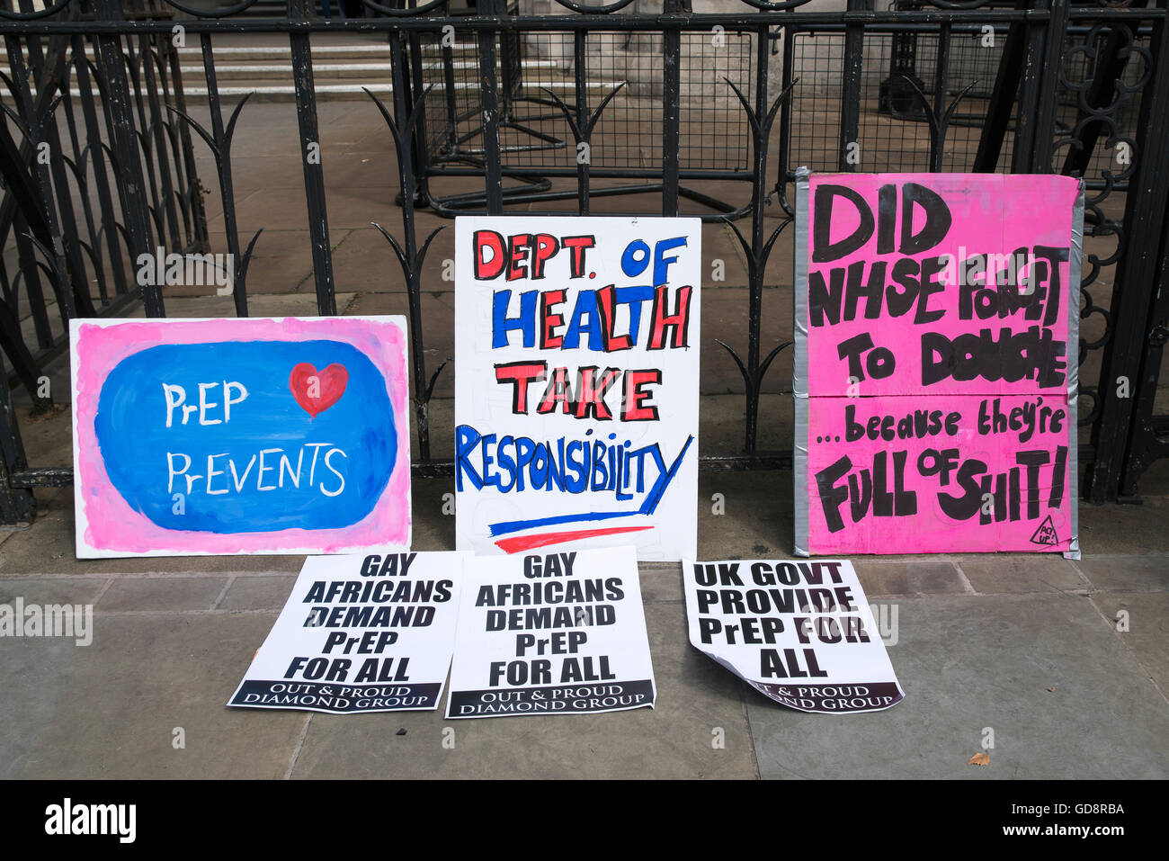 London, UK. 13. Juli 2016. Demonstranten versammeln sich vor den Royal Courts of Justice, während die National AIDS Trust eine juristische Schlacht des NHS und das Department of Health zu bringen, die "revolutionäre" HIV-Medikamente "PrEP" starten. Pre-Exposition-Prophylaxe (PrEP) ist ein HIV-Prävention-Intervention – es kann verhindern, dass die Übertragung von HIV, wenn diejenigen, die HIV negativ genommen und auf Gefahr der Ansteckung mit dem Virus. NHS England (NHSE) hat wiederholt behauptet, nicht verantwortlich ist für die Inbetriebnahme der PrEP, Credit: Mike Kear/Alamy Live News Stockfoto