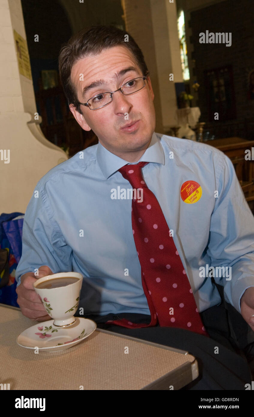 Owen Smith MP-Kandidat für die Führung der Labour Party 2016. Er ist abgebildet bei der Werbetätigkeit während der 2006 Blaenau Gwent Nachwahl, die er an dem unabhängigen Kandidaten Dai Davies © Jeff Morgan verloren Stockfoto