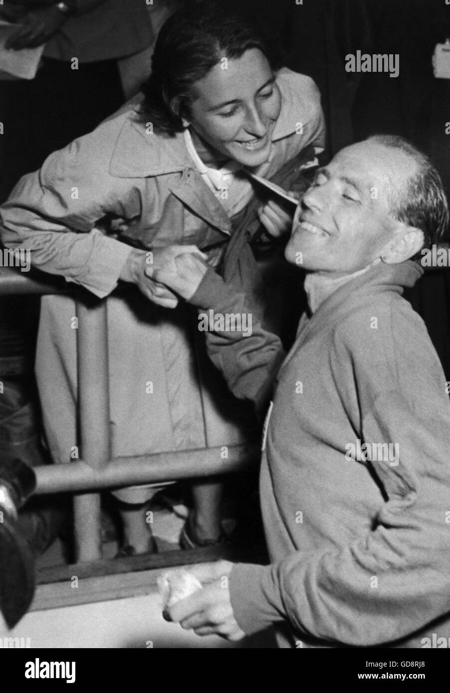 Finnland 1952 Olympics, Emil Zatopek, vierfacher Olympiasieger 35 km Marathonlauf mit Nummer 903 in Helsinki zu gewinnen erhält Glückwünsche von seiner Frau Dana Zátopková. Stockfoto