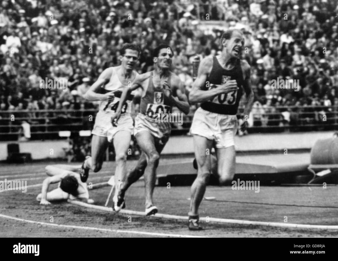 Finnland 1952 Olympics, Emil Zatopek (CZE), von rechts, gefolgt von Alain Mimoun (FRA), Herbert Schade und Chris Chataway, konkurriert in 5,000 m Rennen in Helsinki. Stockfoto
