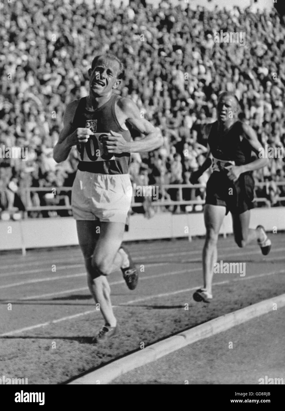 Finnland 1952 Olympics, Emil Zatopek (CZE), von links, gefolgt von Bill Keith (RSA), konkurriert in 10 km-Lauf in Helsinki. Stockfoto