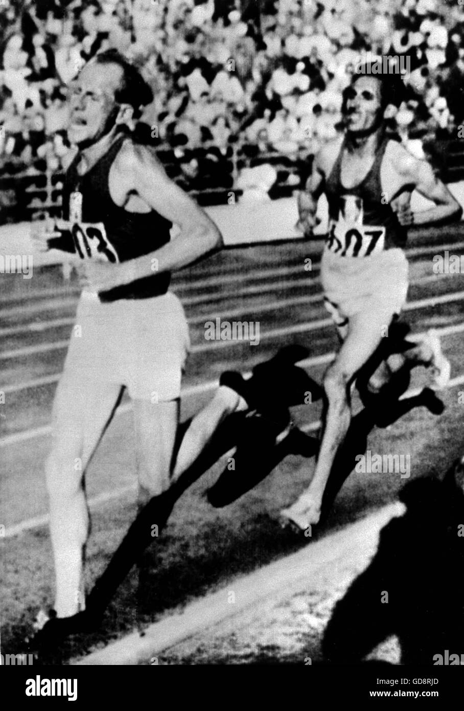 Finnland 1952 Olympics, Emil Zatopek (CZE), von links, gefolgt von Alain Mimoun (FRA), konkurriert in 10 km-Lauf in Helsinki. Stockfoto