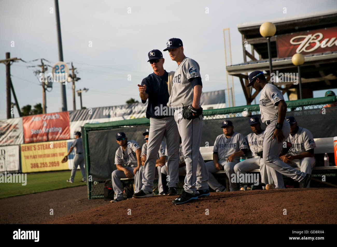 Daytona Beach, Florida, USA. 11. Juli 2016. WILL VRAGOVIC | Times.Charlotte Stone Crabs pitching Coach Steve 'Doc' Watson arbeitet mit Tampa Bay Rays Krug Alex Cobb ab, da er in der Bullpen vor dem Spiel zwischen dem Charlotte Steinkrabben und Daytona Tortugas bei Jackie Robinson Ballpark in Daytona Beach, Florida am Montag, 11. Juli 2016 aufgewärmt wird. © Willen Vragovic/Tampa Bay Times / ZUMA Draht/Alamy Live News Stockfoto