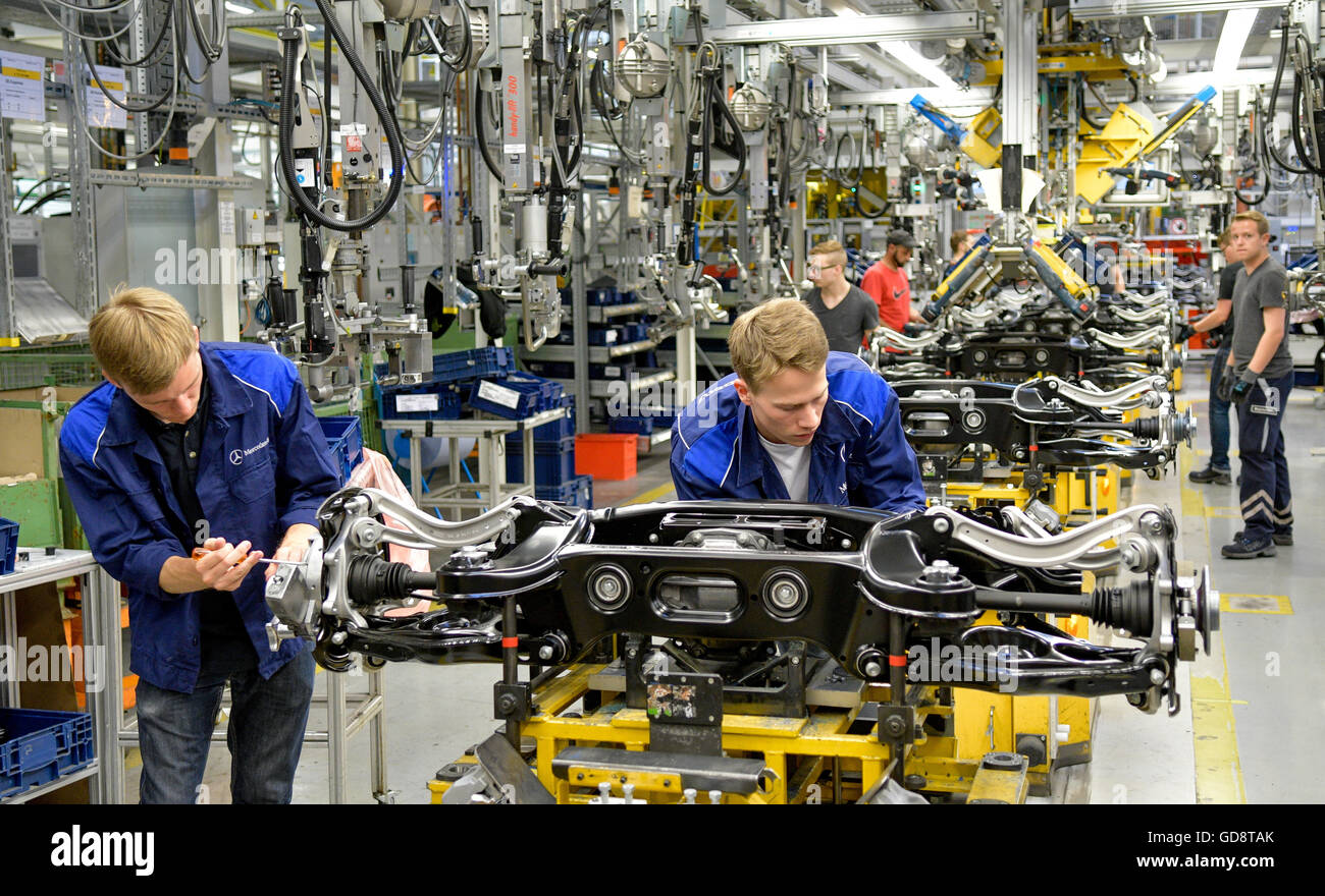 Hamburg Deutschland 13 Juli 2016 Techniker Montieren Fahrzeugachsen Im Mercedes Benz Werk In Hamburg Deutschland 13 Juli 2016 Foto Axel Heimken Dpa Alamy Live News Stockfotografie Alamy