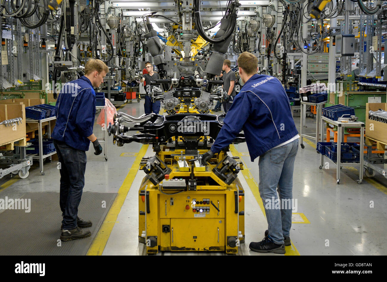 Hamburg Deutschland 13 Juli 2016 Techniker Montieren Fahrzeugachsen Im Mercedes Benz Werk In Hamburg Deutschland 13 Juli 2016 Foto Axel Heimken Dpa Alamy Live News Stockfotografie Alamy