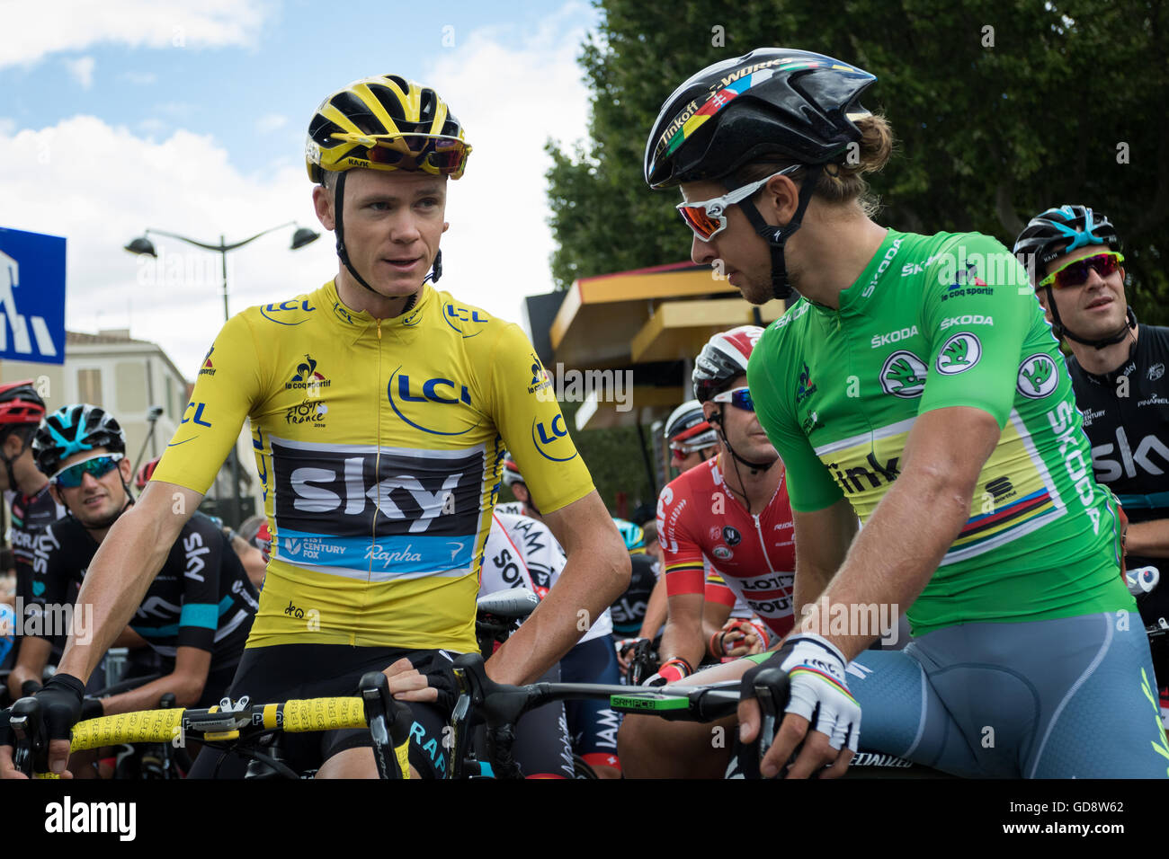 Carcassonne, Frankreich. 13. Juli 2016. Chris Froome (Team Sky) und Peter Sagan (Tinkoff) Chat vor der Bühne beginnen. Sagan und Froome würde letztlich der Siegeszug der 3-Mann spät im Rennen, mit Sagan zuerst und Froome zweiter gehören. Bildnachweis: John Kavouris/Alamy Live-Nachrichten Stockfoto
