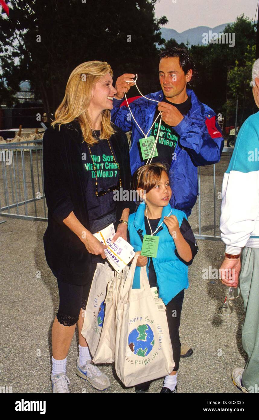 Olivia Newton-John mit Tochter Chloe Lattanzi und Ehemann Matt Lattanzi.Celebrity Earthwalk 1992. 28. März 2008. -© Roger Karnbad/ZUMA Draht/Alamy Live-Nachrichten Stockfoto